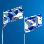 Флаги Финляндии и Израиля на фоне неба